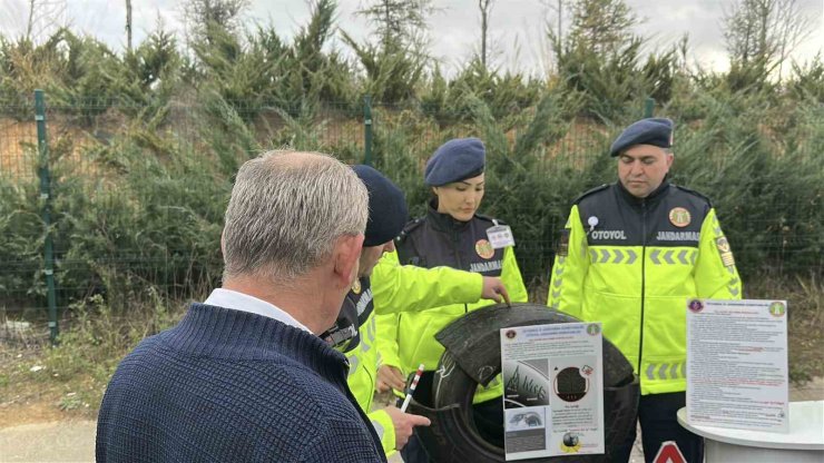 İSTANBUL’DA JANDARMA’DAN SÜRÜCÜLERE KIŞ LASTİĞİ VE GÜVENLİ SÜRÜŞ UYARISI