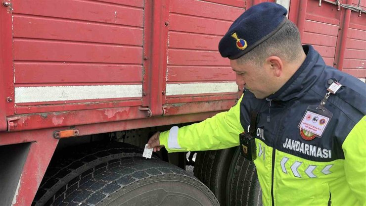 İSTANBUL’DA JANDARMA’DAN SÜRÜCÜLERE KIŞ LASTİĞİ VE GÜVENLİ SÜRÜŞ UYARISI