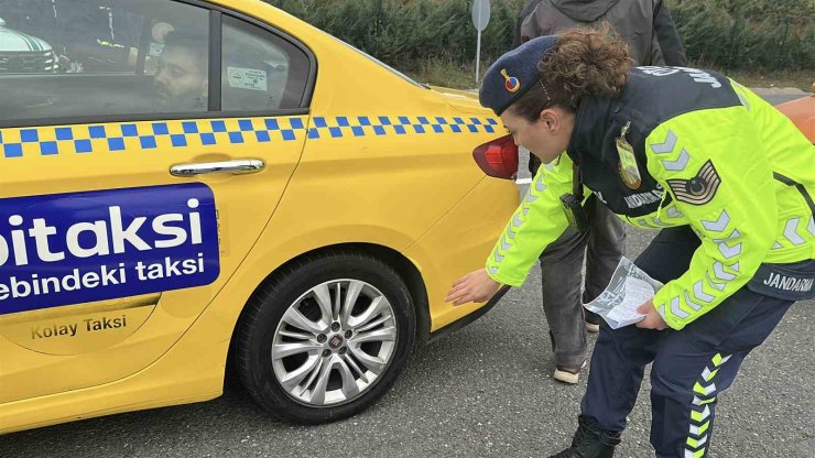 İSTANBUL’DA JANDARMA’DAN SÜRÜCÜLERE KIŞ LASTİĞİ VE GÜVENLİ SÜRÜŞ UYARISI