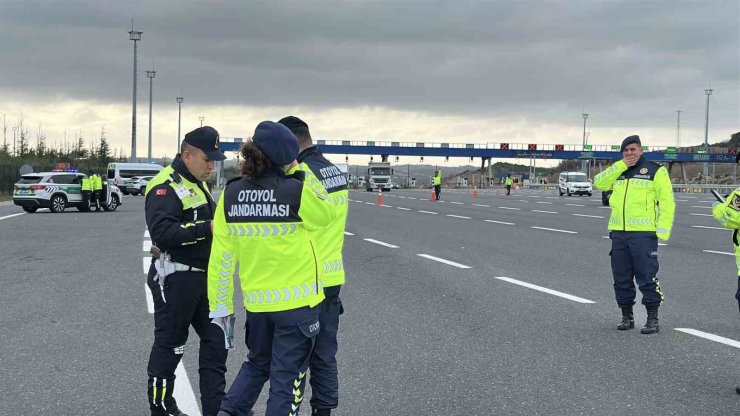 İSTANBUL’DA JANDARMA’DAN SÜRÜCÜLERE KIŞ LASTİĞİ VE GÜVENLİ SÜRÜŞ UYARISI