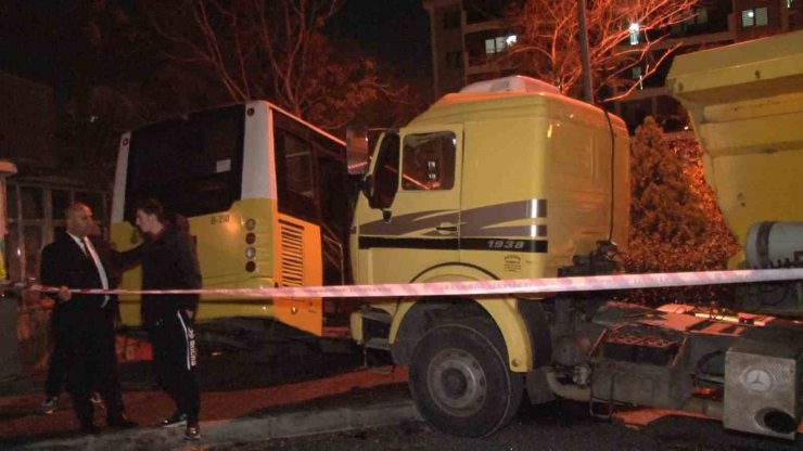 BAŞAKŞEHİR’DE KONTROLDEN ÇIKAN İETT OTOBÜSÜ PARK HALİNDEKİ KAMYONA ÇARPTI: 1 YARALI