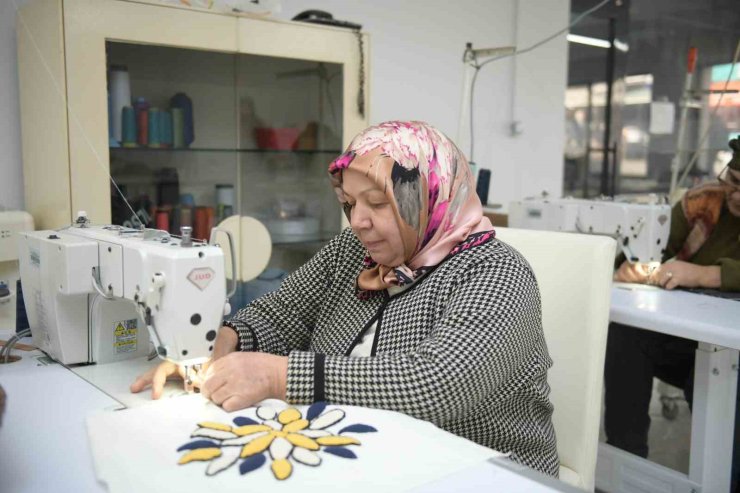 ESENYURT’TA KADINLAR EL SANATLARININ İNCELİKLERİNİ ÖĞRENİYOR