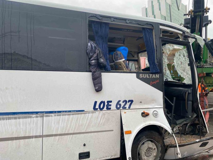 MALTEPE’DE MİNİBÜS DEVRİLDİ: 1 ÖLÜ, 7 YARALI