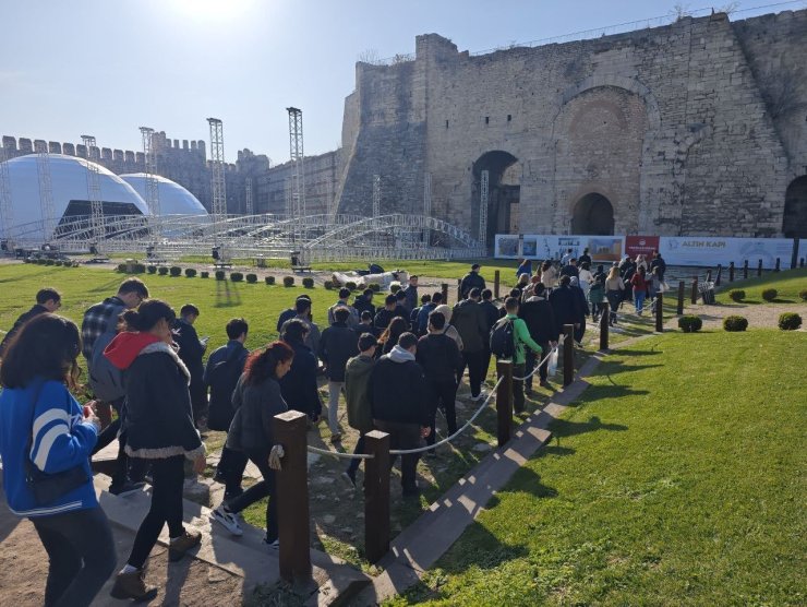 EFSANELERİYLE ÜNLÜ YEDİKULE HİSARI’NDA REHBERLİ GÜNDÜZ TURLARI DEVAM EDİYOR