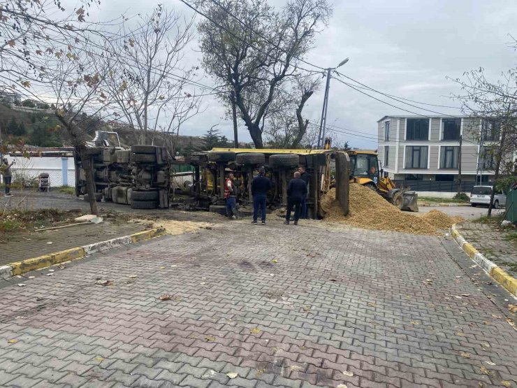 BEYLİKDÜZÜ’NDE İSKİ’NİN ÇALIŞMASI SIRASINDA YOL ÇÖKTÜ, HAFRİYAT KAMYONU DEVRİLDİ