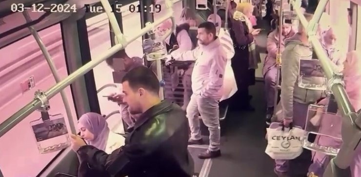 METROBÜS KAPISI CAMININ KIRILARAK YOLCUNUN DÜŞTÜĞÜ ANLAR KAMERADA