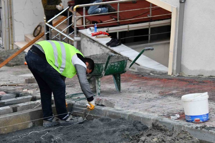 ESENYURT’UN SOKAKLARI YENİLENİYOR