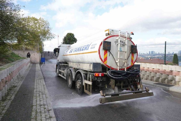 ÜSKÜDAR BELEDİYESİ TEMİZLİK ÇALIŞMALARINI YOĞUN BİR ŞEKİLDE SÜRDÜRÜYOR