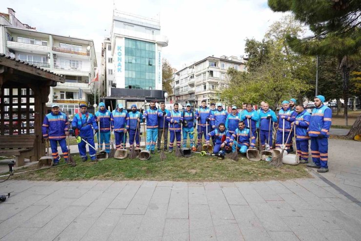 ÜSKÜDAR BELEDİYESİ TEMİZLİK ÇALIŞMALARINI YOĞUN BİR ŞEKİLDE SÜRDÜRÜYOR