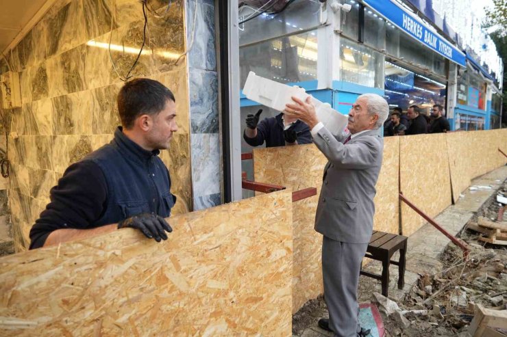 PLAZA HAYALİNİ SUYA DÜŞÜREN ESNAFA, İBB BAŞKANI EKREM İMAMOĞLU’NDAN CEZA