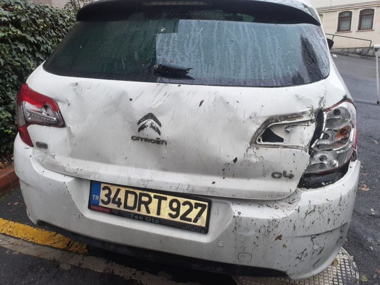 ÇEKMEKÖY’DE İSTİNAT DUVARI ÇÖKTÜ: OTOMOBİL ZARAR GÖRDÜ