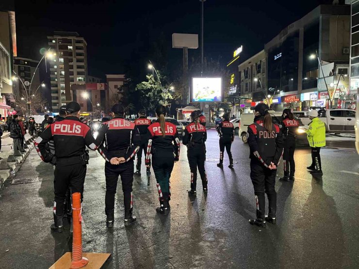 İSTANBUL EMNİYET MÜDÜRÜ YILDIZ, BAĞCILAR’DA ASAYİŞ UYGULAMASINA KATILDI