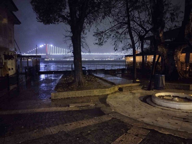 İSTANBUL’DA SAĞANAK YAĞIŞ GECE SAATLERİNDE DE ETKİSİNİ SÜRDÜRÜYOR