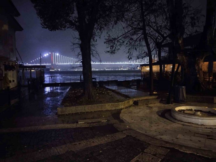 İSTANBUL’DA SAĞANAK YAĞIŞ GECE SAATLERİNDE DE ETKİSİNİ SÜRDÜRÜYOR