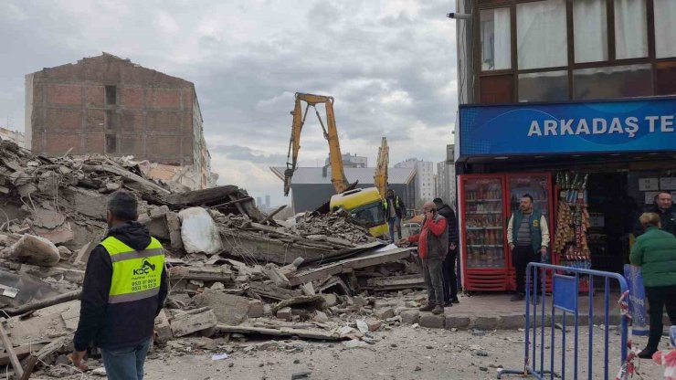 GÜNGÖREN’DE KENTSEL DÖNÜŞÜM KAPSAMINDA YIKIMI YAPILAN BİNA ÇÖKTÜ