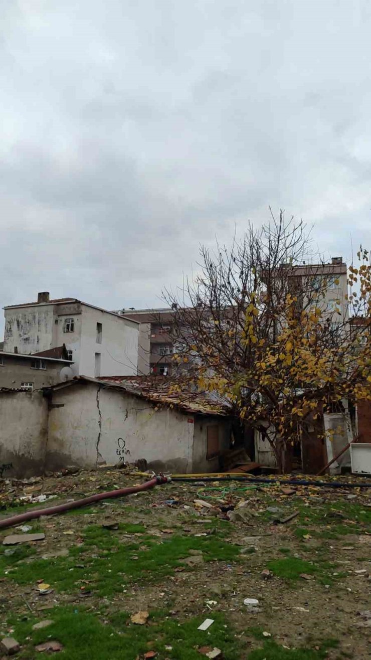 BAĞCILAR’DA KORKUTAN YANGIN, GECEKONDU KULLANILAMAZ HALE GELDİ