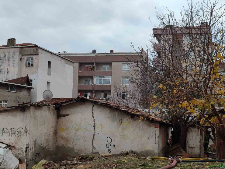 BAĞCILAR’DA KORKUTAN YANGIN, GECEKONDU KULLANILAMAZ HALE GELDİ