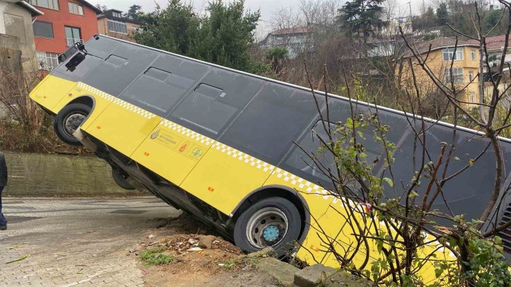 BEYKOZ’DA YOKUŞ AŞAĞI KAYAN İETT OTOBÜSÜ EVİN BAHÇESİNE DÜŞTÜ