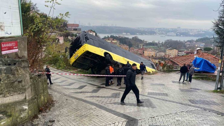 BEYKOZ’DA YOKUŞ AŞAĞI KAYAN İETT OTOBÜSÜ EVİN BAHÇESİNE DÜŞTÜ