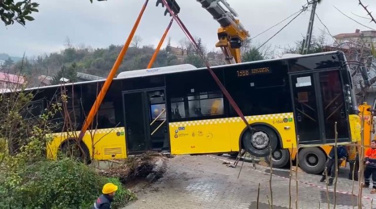 BEYKOZ’DA YOKUŞ AŞAĞI KAYAN İETT OTOBÜSÜ EVİN BAHÇESİNE DÜŞTÜ