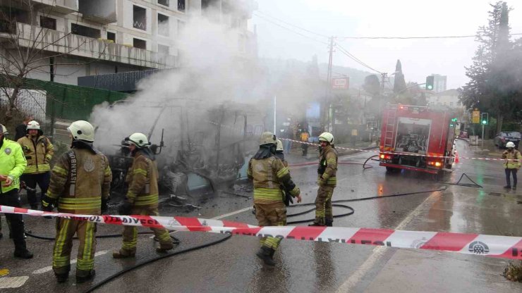 KARTAL’DA MİNİBÜS ALEV ALEV YANDI, 20 YOLCU TAHLİYE EDİLDİ