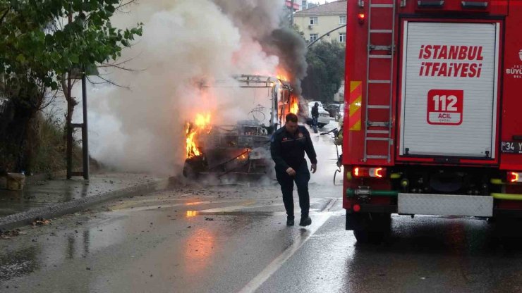 KARTAL’DA MİNİBÜS ALEV ALEV YANDI, 20 YOLCU TAHLİYE EDİLDİ