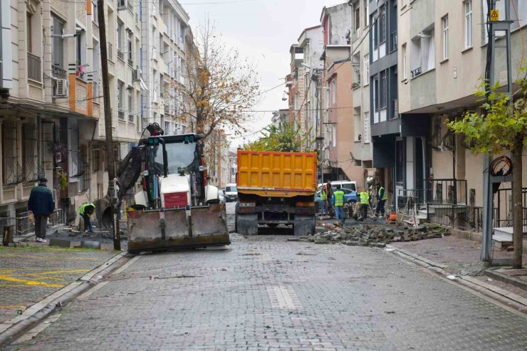 ESENYURT BELEDİYESİ, TAHRİP OLAN YOLLARI PARKE TAŞI ÇALIŞMALARIYLA YENİLİYOR