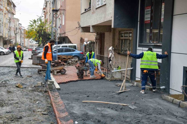 ESENYURT BELEDİYESİ, TAHRİP OLAN YOLLARI PARKE TAŞI ÇALIŞMALARIYLA YENİLİYOR