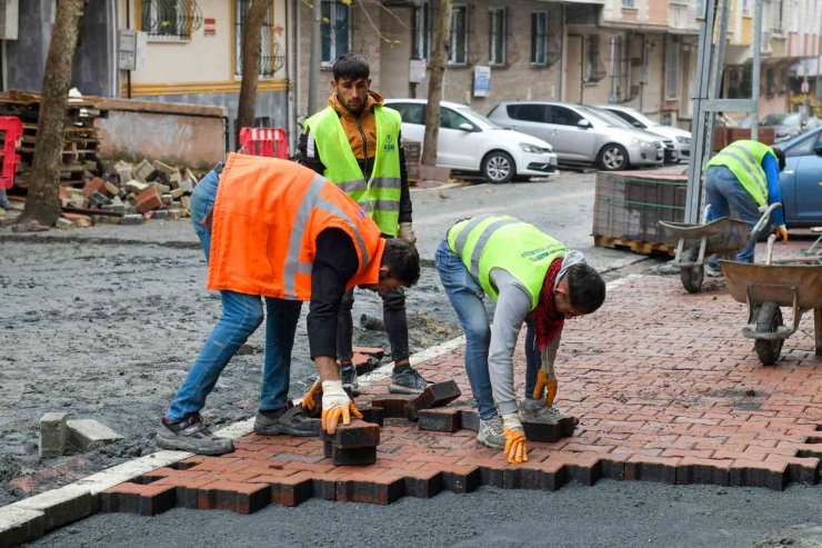 ESENYURT BELEDİYESİ, TAHRİP OLAN YOLLARI PARKE TAŞI ÇALIŞMALARIYLA YENİLİYOR