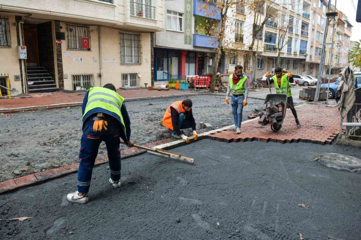 ESENYURT BELEDİYESİ, TAHRİP OLAN YOLLARI PARKE TAŞI ÇALIŞMALARIYLA YENİLİYOR