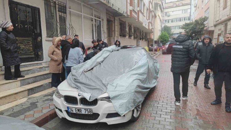 SULTANGAZİ’DE ÜZERİNE ÇAKILDIĞI OTOMOBİLİN CAM TAVANI KIRILINCA İÇİNE DÜŞTÜ