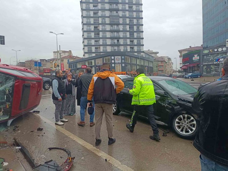 TUZLA’DA 2 OTOMOBİL ÇARPIŞTI: 1 YARALI