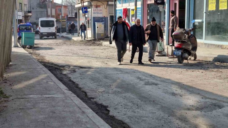 BEYOĞLU’NDA İSKİ VE İBB’NİN BİTMEK BİLMEYEN ÇALIŞMASI MAHALLEYİ ÇAMUR İÇİNDE BIRAKTI