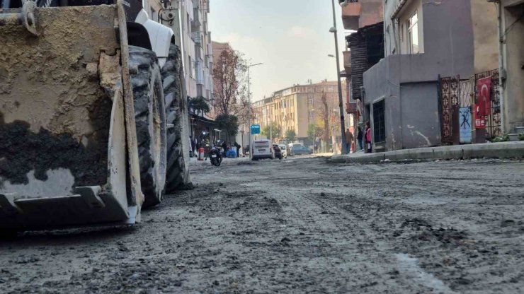 BEYOĞLU’NDA İSKİ VE İBB’NİN BİTMEK BİLMEYEN ÇALIŞMASI MAHALLEYİ ÇAMUR İÇİNDE BIRAKTI