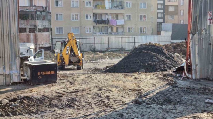 BEYOĞLU’NDA İSKİ VE İBB’NİN BİTMEK BİLMEYEN ÇALIŞMASI MAHALLEYİ ÇAMUR İÇİNDE BIRAKTI