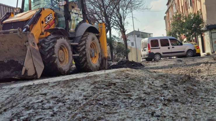 BEYOĞLU’NDA İSKİ VE İBB’NİN BİTMEK BİLMEYEN ÇALIŞMASI MAHALLEYİ ÇAMUR İÇİNDE BIRAKTI