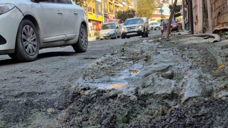 BEYOĞLU’NDA İSKİ VE İBB’NİN BİTMEK BİLMEYEN ÇALIŞMASI MAHALLEYİ ÇAMUR İÇİNDE BIRAKTI