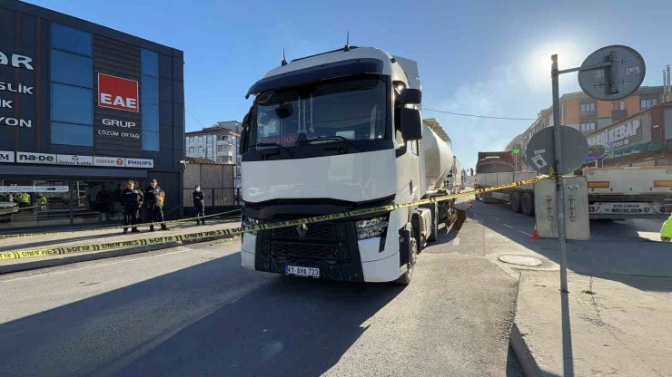 ARNAVUTKÖY’DE YAŞLI ADAM TANKERİN ALTINDA KALARAK HAYATINI KAYBETTİ