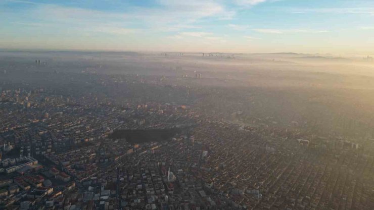 İSTANBUL’DA GÜN DOĞUMUNDA KARTPOSTALLIK SİS MANZARASI