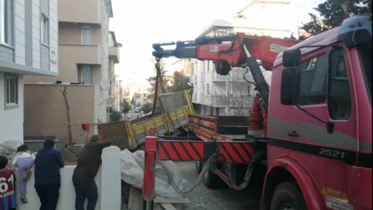 ATAŞEHİR’DE KUM YÜKLÜ KAMYON YAN YATTI