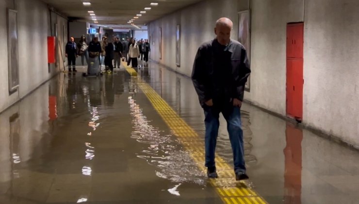 FATİH’TE METRO’NUN YAYA ALT GEÇİDİNİ SU BASTI: VATANDAŞ SU İÇİNDE YÜRÜMEK ZORUNDA KALDI