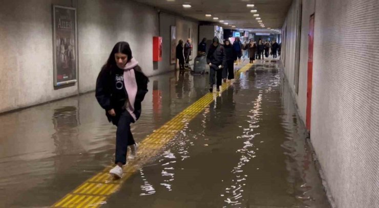 FATİH’TE METRO’NUN YAYA ALT GEÇİDİNİ SU BASTI: VATANDAŞ SU İÇİNDE YÜRÜMEK ZORUNDA KALDI