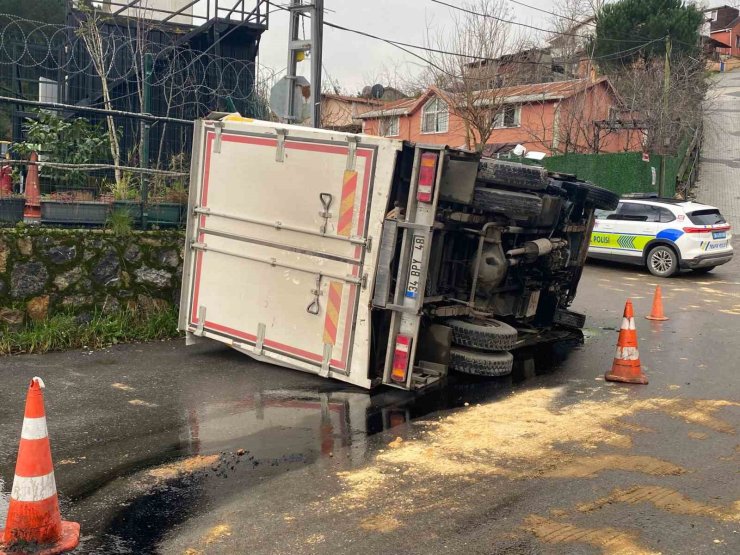 BEYKOZ’DA KAMYON DEVRİLDİ: 2 YARALI