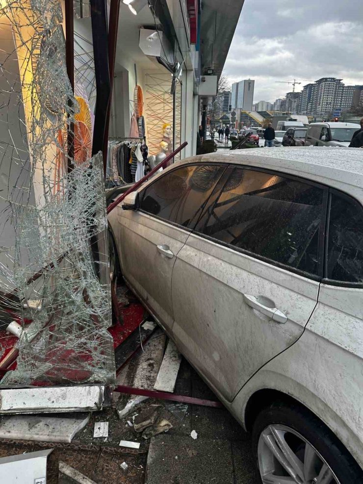 GÜNGÖREN’DE KONTROLDEN ÇIKAN OTOMOBİL MAĞAZAYA DALDI