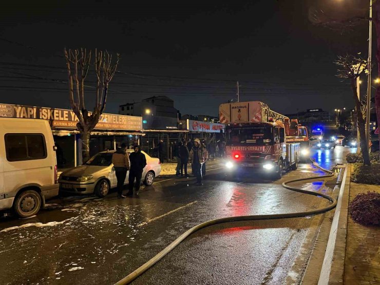 ARNAVUTKÖY’DE KORKUTAN İŞ YERİ YANGINI: ALEVLER KAMERAYA ANBEAN YANSIDI