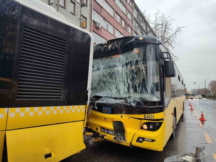 FATİH’TE KAZA YAPAN İETT OTOBÜSLERİ ORTALIĞI BİRBİRİNE KATTI