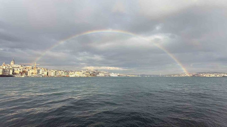 İSTANBUL BOĞAZI’NDA BELİREN GÖKKUŞAĞI MEST ETTİ