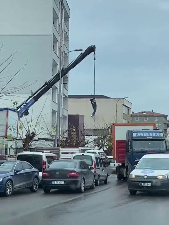 ATAŞEHİR’DE VİNÇ HALATINA TUTUNARAK İNİŞ YAPAN ŞAHIS KAMERADA