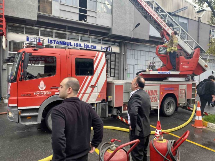 İSTANBUL BAHÇELİEVLER’DE KORKUTAN İŞ YERİ YANGINI