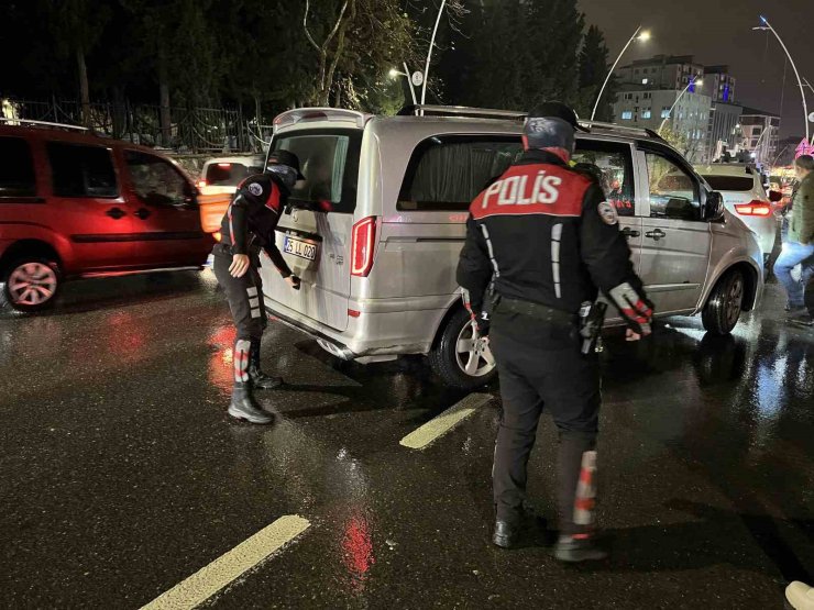 İSTANBUL EMNİYET MÜDÜRÜ SELAMİ YILDIZ, ESENLER’DE ASAYİŞ UYGULAMASINI YERİNDE DENETLEDİ